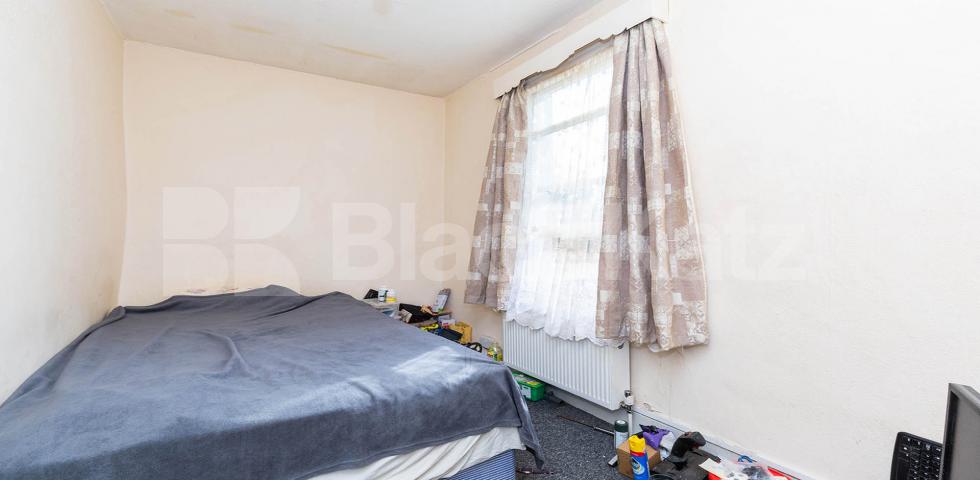 			3 / 4 BED!, 4 Bedroom, 1 bath, 1 reception Apartment			 Willoughby Road, TURNPIKE LANE 